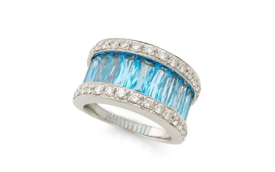 Bague "Sourire" en or blanc 18k (750‰) à double anneau réuni par des topazes bleues...