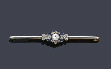 Bar brooch in 18K yellow gold and platinum with small