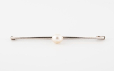 Bar brooch in 750°/°° white gold with a baroque pearl....