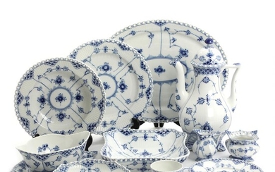SOLD. "Blue Fluted Full Lace". Part of a Royal Copenhagen porcelain dinner and coffee set, decorated in underglaze blue. (55) – Bruun Rasmussen Auctioneers of Fine Art