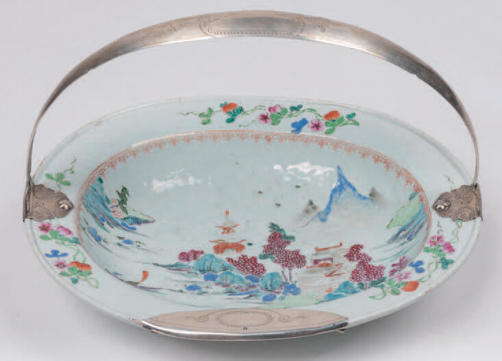 Bowl made of porcelain from Compañía de Indias with a silver handle.