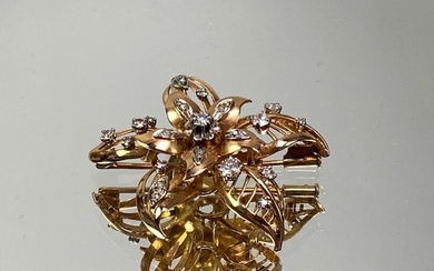 Broche en or jaune représentant une fleur agrémentée de diamants. PB: 13,75 grs