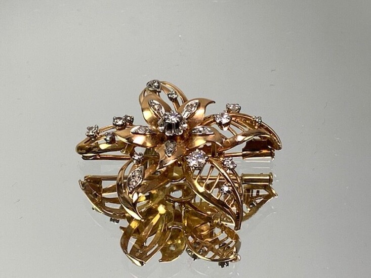 Broche en or jaune représentant une fleur agrémentée de diamants. PB: 13,75 grs