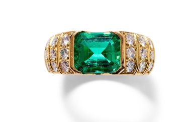 CHAUMET EXQUISITE COLOMBIAN EMERALD AND DIAMOND RING