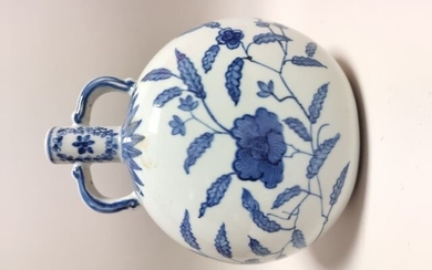 CHINE. GOURDE en porcelaine bleu blanc à décor de pivoines de style Yongle. H: 25...