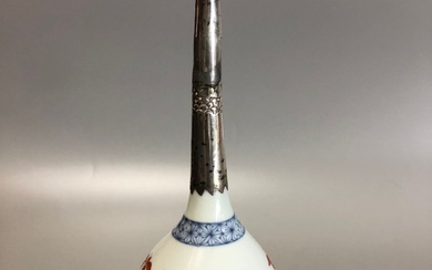 CHINE Vase aspersoir en porcelaine à décor... - Lot 59 - Osenat