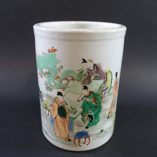 CHINE : Vase cylindrique porte-pinceaux en porcelaine à décor polychrome de lettrés dans un paysage...