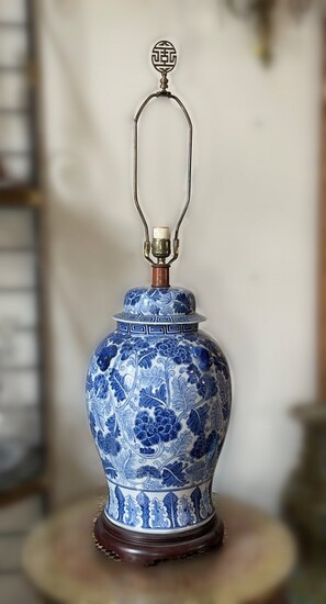CHINESE BLUE AND WHITE LIDDED JAR TABLE LAMP