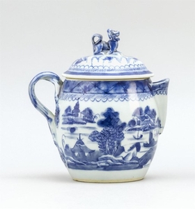 CHINESE EXPORT BLUE AND WHITE CANTON PORCELAIN CIDER JUG Lid with foo dog finial. Jug with entwined handle. Height 7.5".