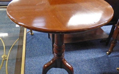 CIRCULAR TOPPED MAHOGANY TABLE ON CENTRE COLUMN WITH 3...