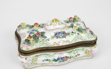 COFFRET en porcelaine à décor de fleurettes en relief dans le style de Meissen. 13x9cm....