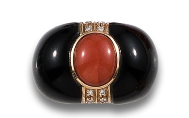 CORAL, ONYX AND DIAMONDS BOMBE RING, IN YELLOW GOLD