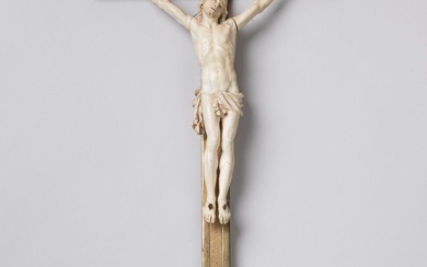 CRUCIFIX en bois doré orné d'un Christ en ivoire. Époque début XIXème siècle. H. totale...