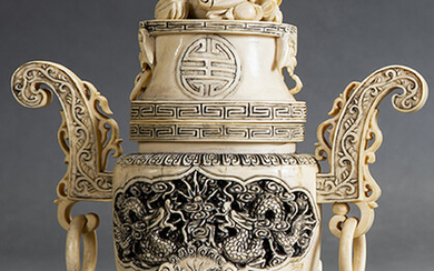 Censer in carved ivory with touches of black. China, early 20th century. Height: 18 cm. Exit: 200uros. (33.277 Ptas.)