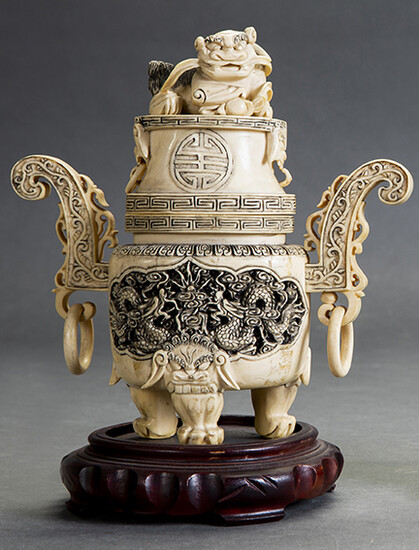 Censer in carved ivory with touches of black. China, early 20th century. Height: 18 cm. Exit: 200uros. (33.277 Ptas.)