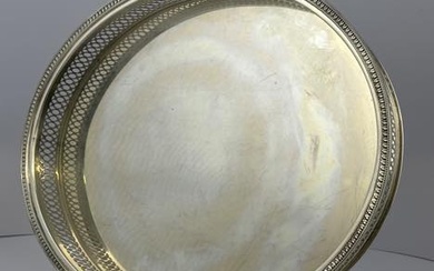 Centrotavola ovale in argento liscio con bordo alto a ringhierina...