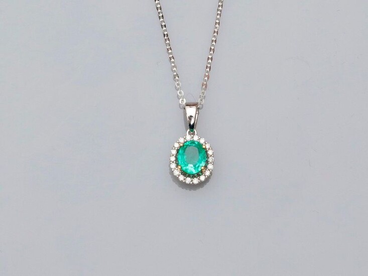 Chain and pendant in white gold, 750 MM, decorated with an oval emerald weighing 0.72 carat in a row of diamonds, length 40 cm, 15 x 8 mm, weight: 1.9gr. rough.