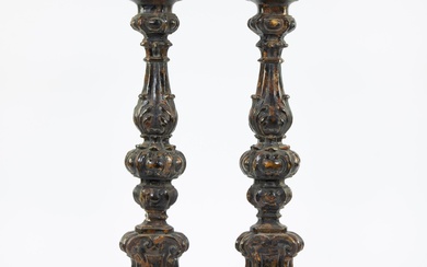 Chandeliers en bois du 18e siècle avec traces de polychromie transformés en lampadaire Chandeliers en...
