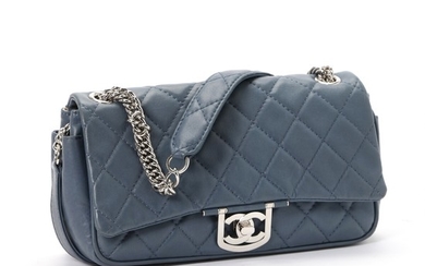 Chanel: A bag of blue quilted leather with one large compartment, three pockets inside, a pocket on the back and short handle. H 17 x L 31 x W 9 cm.