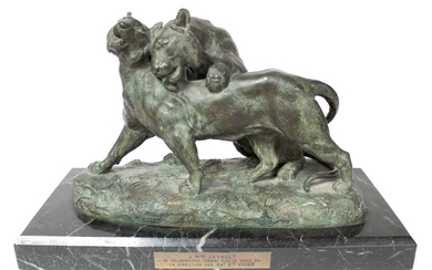 Charles VALTON (1851-1918) Deux lionnes. Bronze à patine verte signé. 22 x 36 x 15...