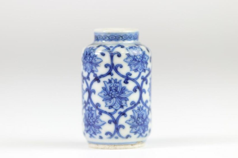 China blanc-bleu porcelain snuff box with floral