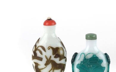Chine, 19e siècle Ensemble de deux tabatières en verre avec overlay vert à décor de...