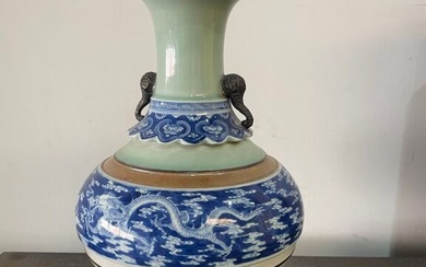 Chine. Vase en porcelaine bleu, vert céladon... - Lot 159 - Kâ-Mondo