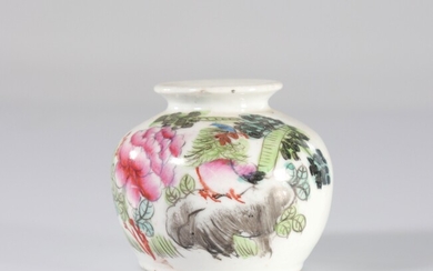 Chine petit vase d'artiste en porcelaine