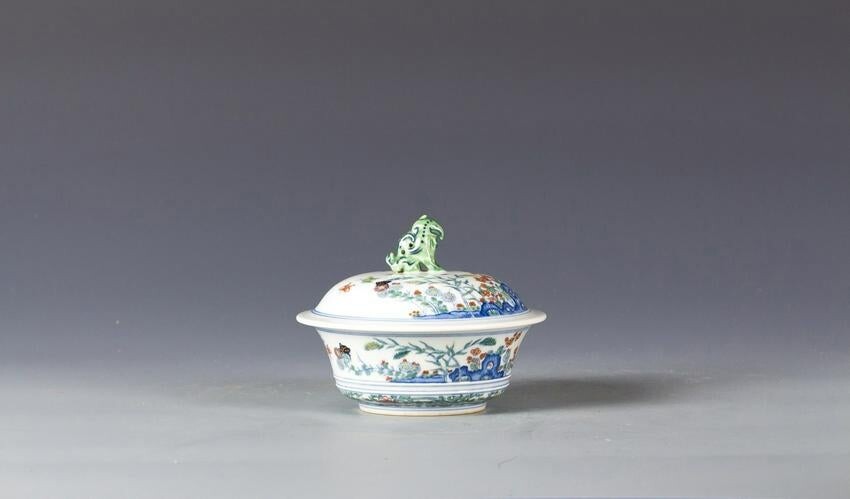 Chinese doucai covered bowl