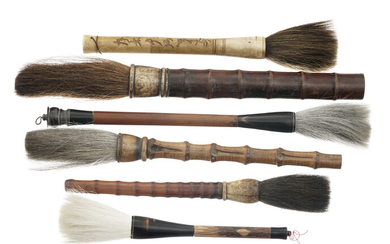 Collection de 6 pinceaux de calligraphie à manche en bois, corne et os, Chine, XIX-XXe s., tailles diverses
