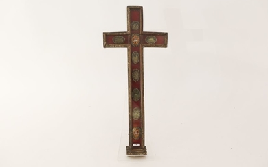 Croix-reliquaire en bois, h. 55 cm [usures, vitre...