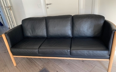 Danish design: Three-seater sofa with oak frame, black leather cusions. L. 195 cm.