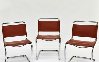 D'après Marcel BREUER. Suite de 3 chaises à assises suspendues, structure en tube métallique chromé,...