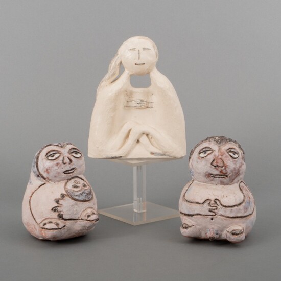 Drie aardewerk figuren: man en vrouw in één, gemonogrammeerd...