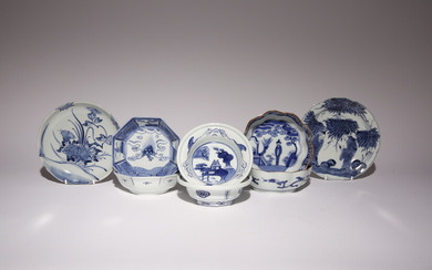 EIGHT JAPANESE BLUE AND WHITE ITEMS