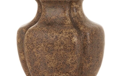 ÉMILE DECŒUR (1876-1953) Vase en grès, corps balustre méplat godronné, émail jaspé brun rougeâtre sur fond beige. Signature in...