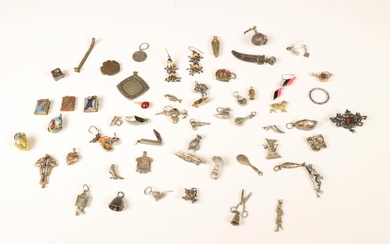 Een collectie zilveren en onedele bedels, broches en oorbellen.