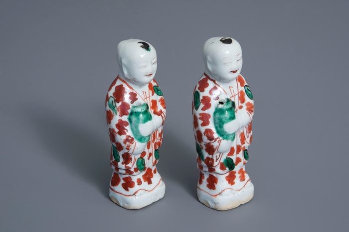 Figures - Famille verte - Porcelain - A pair of Ho-ho boy figures holding a vase - China - Kangxi (1662-1722)