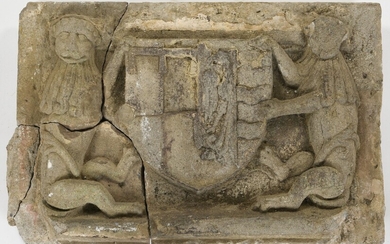 Fronton portant des armoiries sculptées en bas relief en pierre calcaire. Elles figurent deux lions...