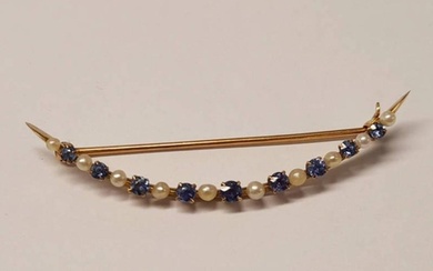 GOLD PEARL & SAPPHIRE CRESCENT BROOCH - 6CM LONG, 4.0G