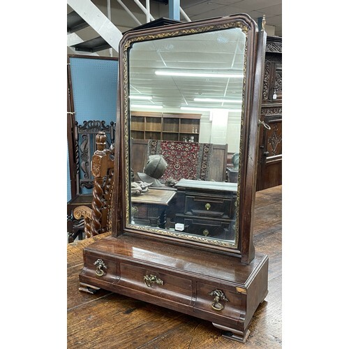 Georgian mahogany dressing mirror, the shaped rectangular ov...