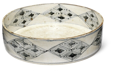Gertrud Vasegaard: Circular stoneware bowl modelled with tall sides. H. 8.5 cm. Diam. 32.3–32.8 cm.