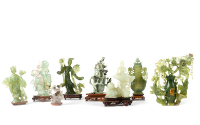 Gevarieerd lot van acht figuren in jadeïet in diverse groene tinten. China. 20ste eeuw. Afmetingen gaande van 8.5 tot