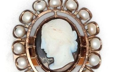 Gold and silver ring, decorated with a cameo on agate representing a woman's profile in a pearl surround. Tour of doigt : 61. P. Brut : 9.4 g.