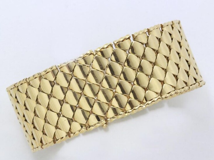Gold bracelet ribbon 750 thousandths, composed of tortoiseshell links edged with twisted patterns. It is embellished with a ratchet clasp with safety chain. French work circa 1950. (small deformations)