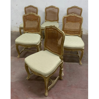 Gruppo di sei sedie di forma mossa in legno laccato, intagliato a fiori e dorato, seduta e schienale incannucciati (difetti)
