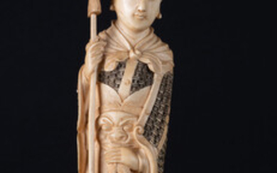 Guerrière, sculpture en ivoire, Chine, première moitié du XXe s., munie d'une hallebarde, d'une épée et d'un carquois de flèches, son