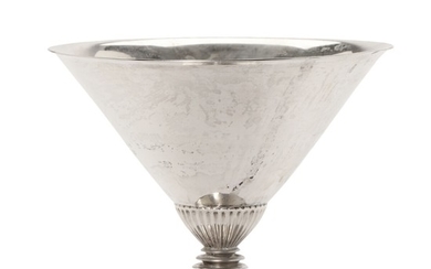 Gundorph Albertus: Sterling silver tazza, the bowl's lower part with profiled decoration. Circular foot. H. 11.2 cm. Diam. 14.7 cm.