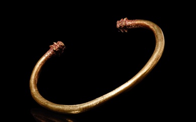 HELLENISTIC GOLD BRACELET DECORATED WITH LION HEAD TERMINALS