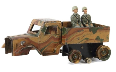 Halftrack vehicle Märklin, 8191, around 1934-37, tin, mimicry, clockwork drive intact, 2 seated soldiers made of mass, l: 19 cm. Incomplete, engine block loose, front axle and one wheel on engine block missing.